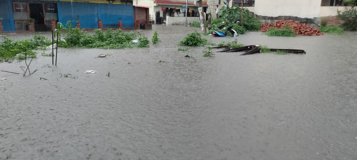  काठमाडौँमा ढल फुटेर जलमग्न बन्यो धोबीखोला कोरिडोर 