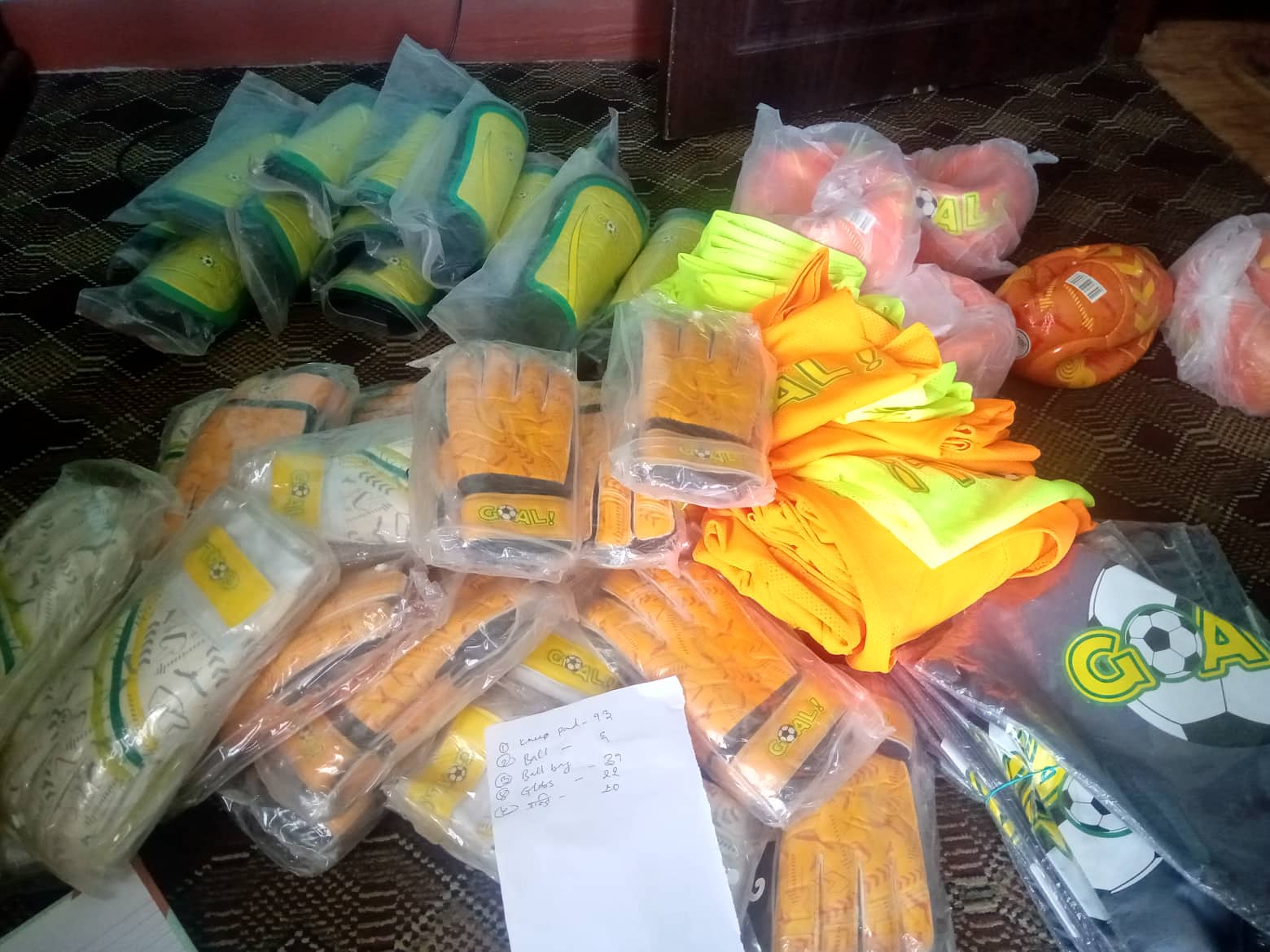 खेल सामग्री हुम्लाका खेलाडीलाई सहयोग