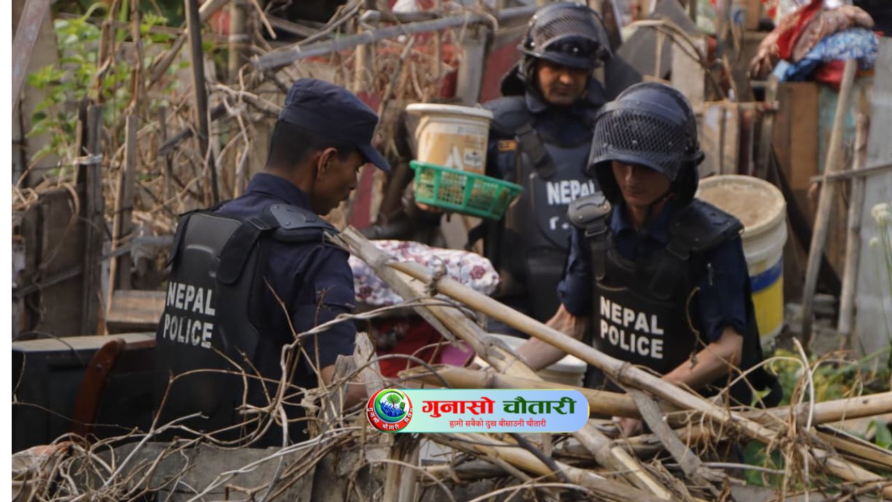 सुकुम्बासी बस्तीको सामान हटाउन  प्रहरीको सहयोग