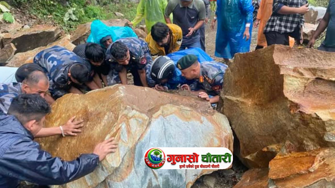 मुग्लिङ–आँबुखैरेनी सडक खण्ड अवरुद्ध, बाटो खुलाउने प्रयास जारी